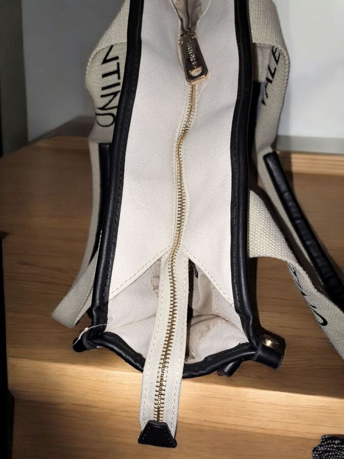 Sac Valentino Garavani - Cabas en toile blanche et cuir noir - photo numéro 2