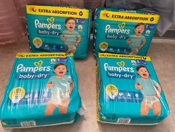 4 paquets de couches Pampers taille 5+
