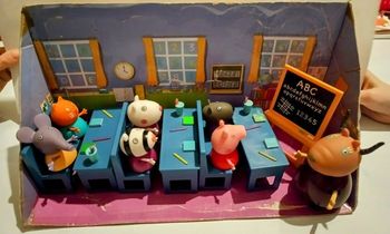 Peppa Pig - Salle de classe avec mobilier et personnages (décor carton)