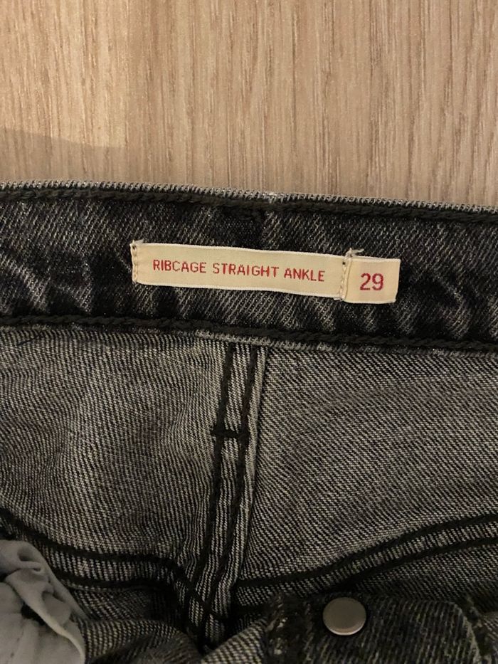Jean gris levi’s