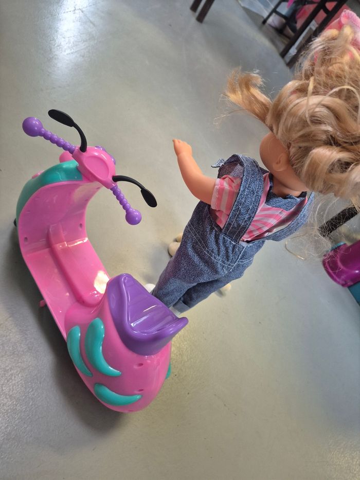 Poupee avec son scooter - photo numéro 4