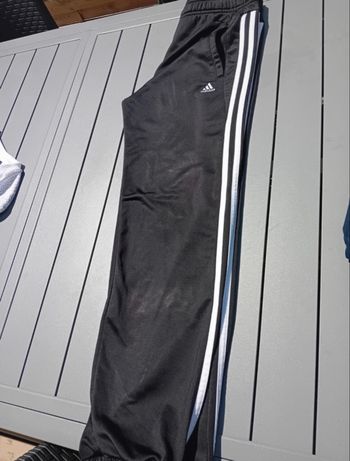 Pantalon jogging adidas  très bon état 
