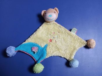 Doudou tête ours, kaloo , pompons extrémité,jaune, bleu, vert, rouge, rayé broderie étoiles