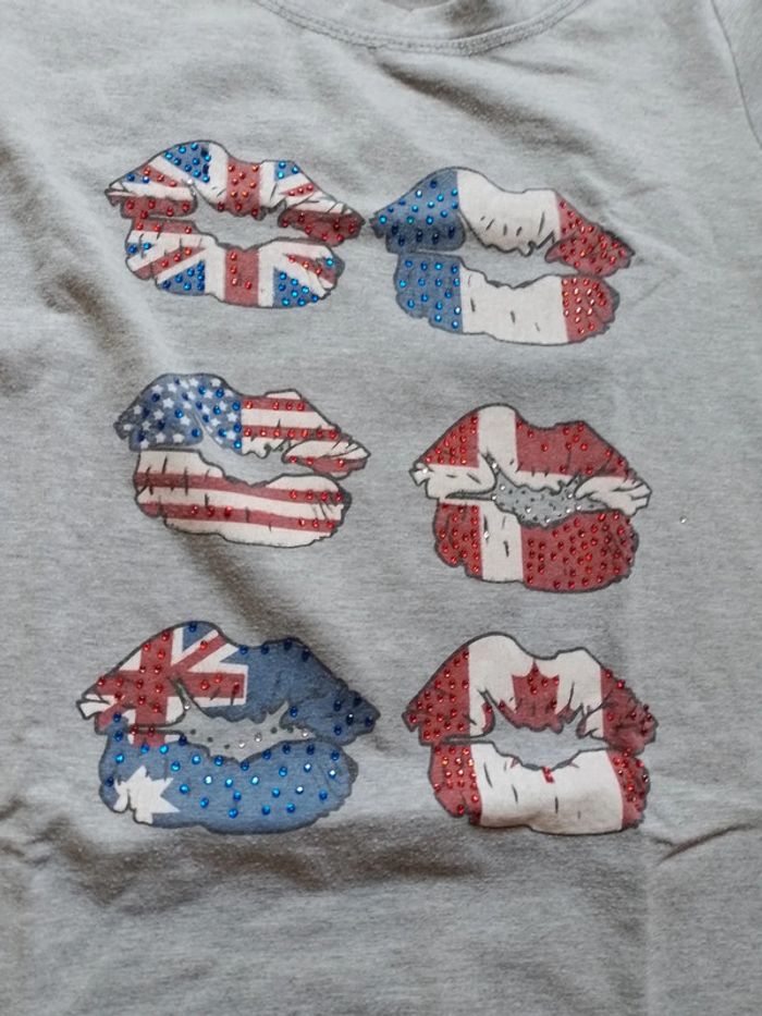 T-shirt gris femme motif drapeaux sur lèvres - photo numéro 9