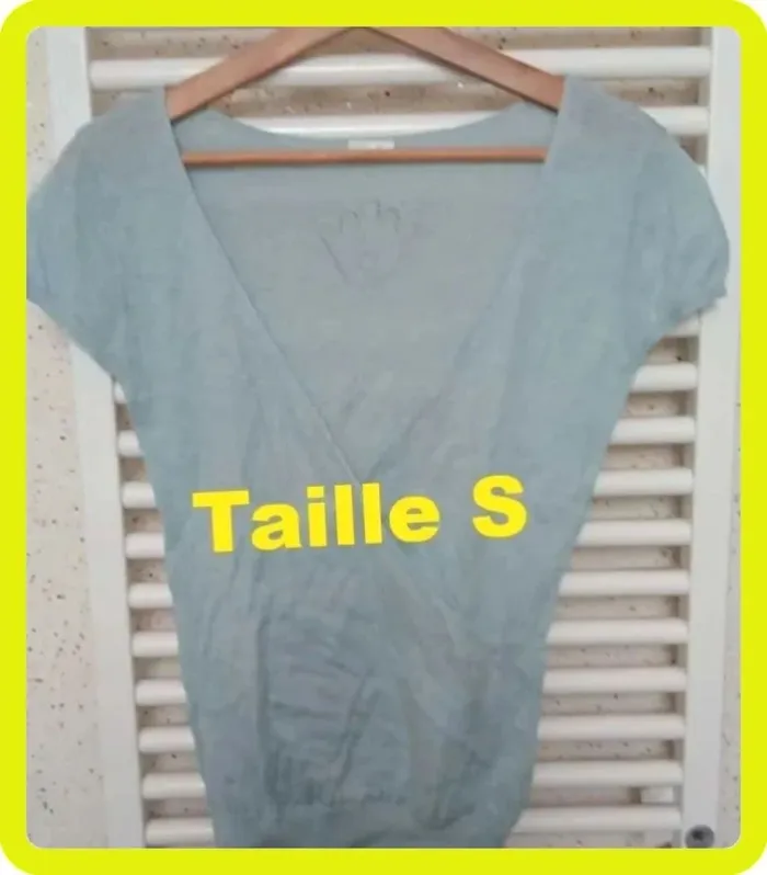 Pull  fin  bleu  clair manche  courte style  cache  coeur Ladysoul  Taille S  Taille