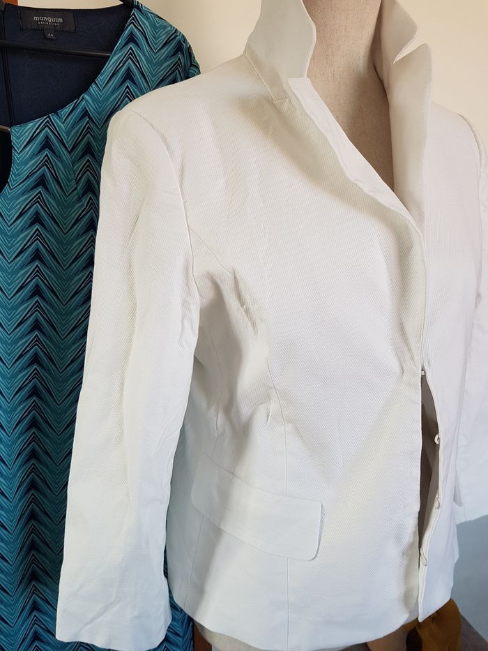 Veste blanc cassé tissu gaufré, fermée par crochets. H&M. T44, 50cm aux aisselles, 58cm de haut. - photo numéro 2