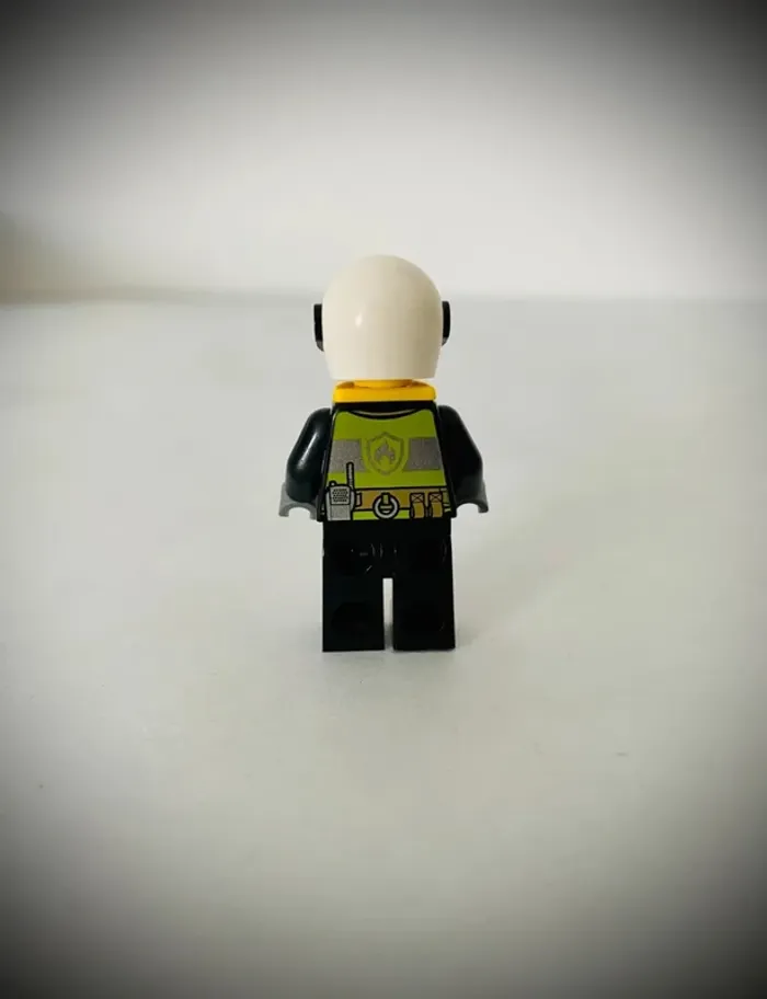 Minifigurine LEGO City - CTY0640 - Femme Pompier 2016 - Très bon état - photo numéro 4