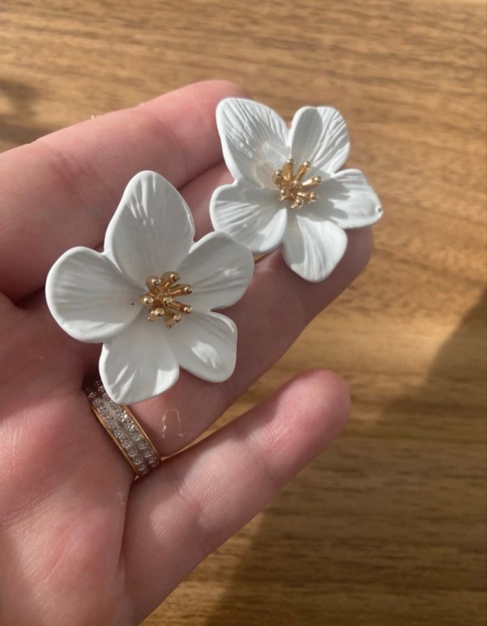 Boucles d’oreilles NEUVES pour femme, en forme de fleurs.