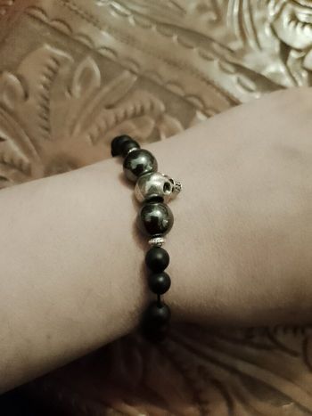 bracelet artisanal en agates noires, hématites et argent tibétain.