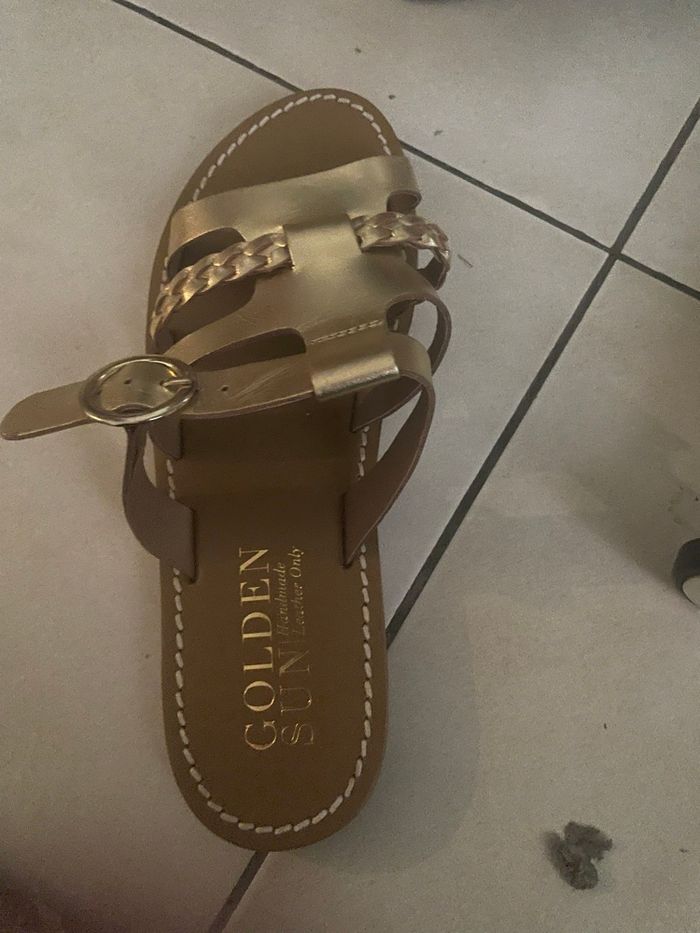 Sublimes sandales dorées avec brides tressées et boucles dorées neuves taille 38