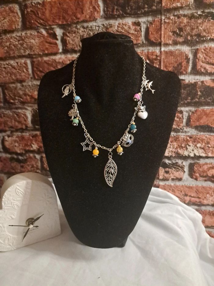 Magnifique collier breloques argenté et perles multicolore - photo numéro 3
