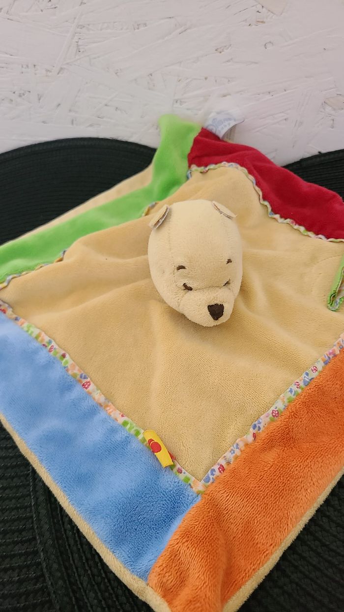 Disney doudou Winnie l'ourson plat carré rouge jaune orange bleu vert fleur abeille - photo numéro 2
