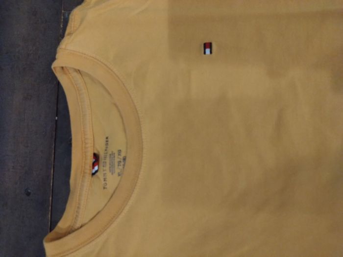 T-shirt Tommy Hilfiger jaune moutarde garçon 16/18 ans – Manches courtes coton – Très bon état - photo numéro 2