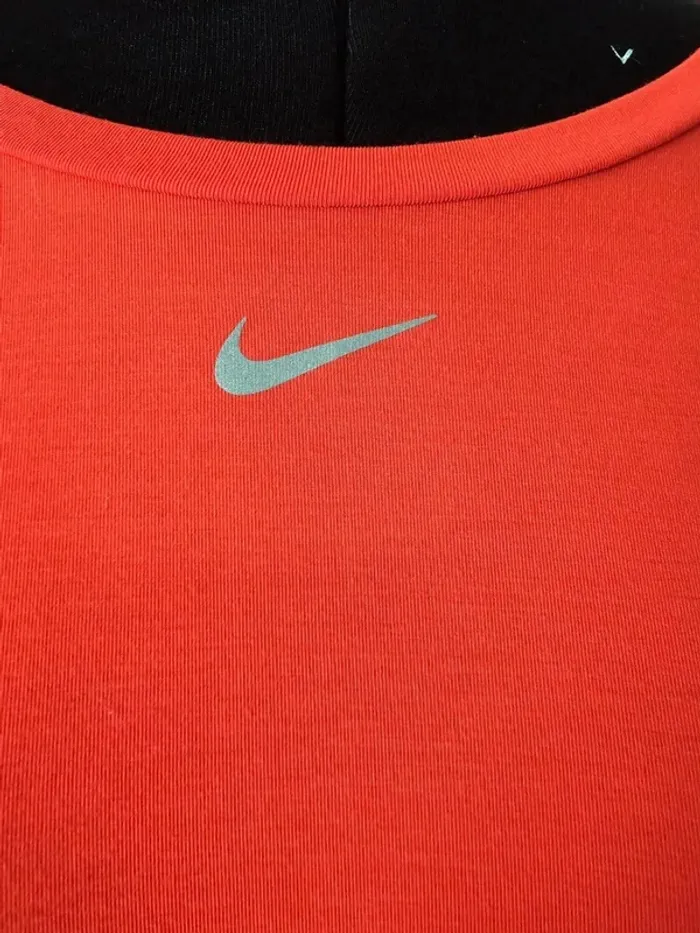 🔥 T-shirt Nike Femme Taille M - Orange Vif, Technologie Dri-FIT, Excellent État 🔥 - photo numéro 3