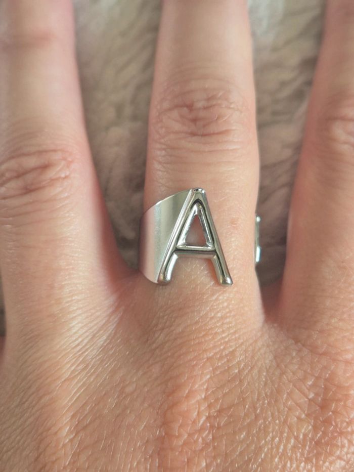Jolie bague en acier initiale A
