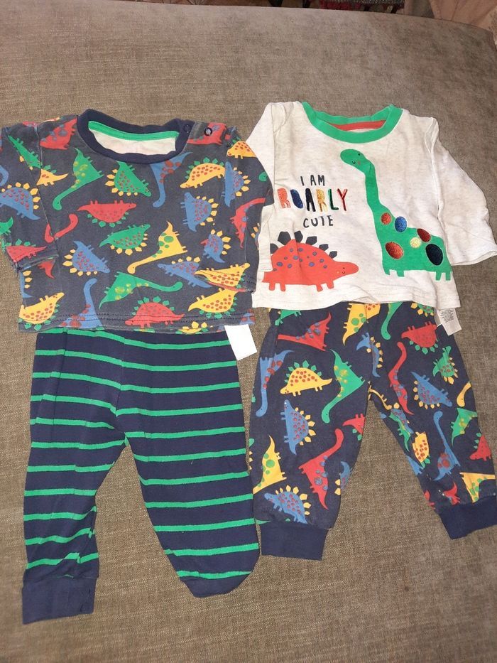 2 ensembles dinosaures, 6-9 mois
