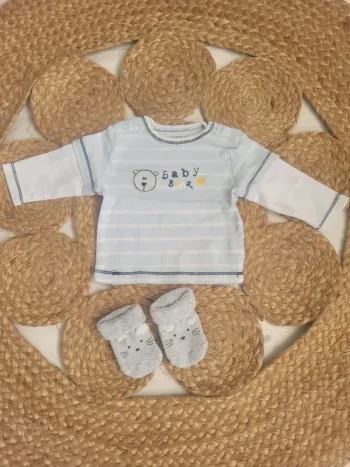 Tee-shirt et chaussettes bébé