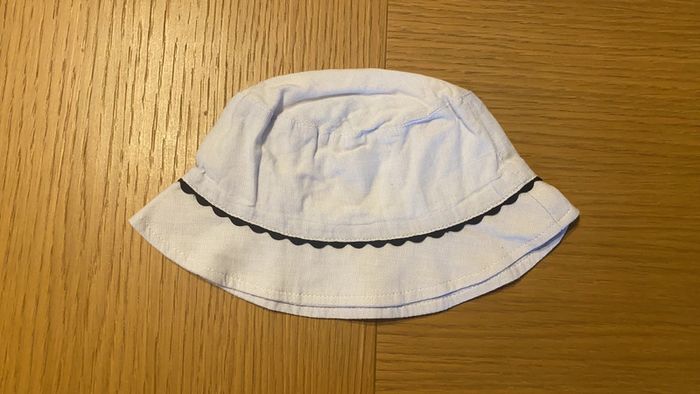 Chapeau bleu clair avec liseré bleu marine