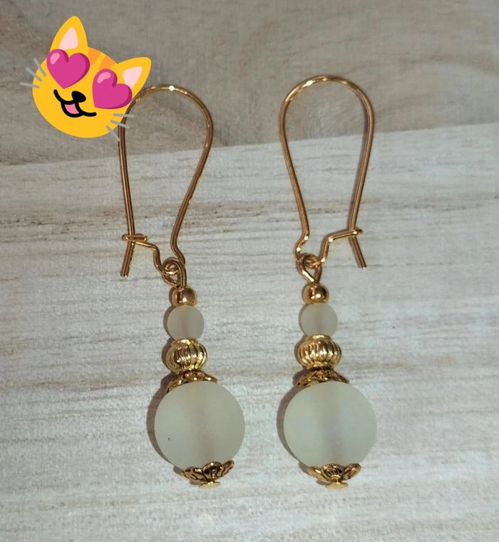 Boucle d'oreille beige