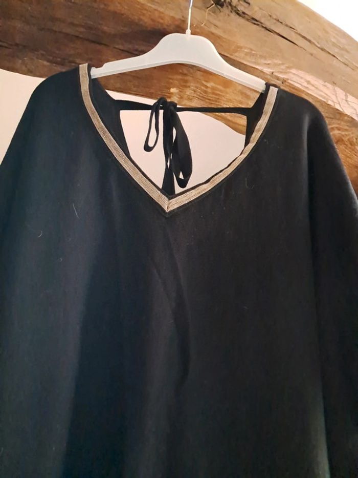 Pull noir avec un lien dans le dos très élégant - photo numéro 3