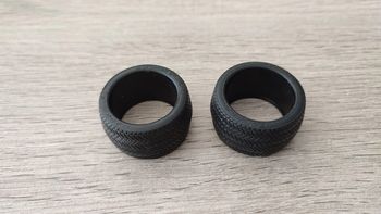 Lot x2 pneus arrière pièce détachée miniature Chevrolet Corvette C5 1997 Burago Bburago 1/18 #B65