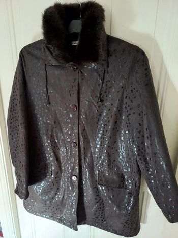 Veste femme Christine Laure – Effet texturé brillant & col fausse fourrure