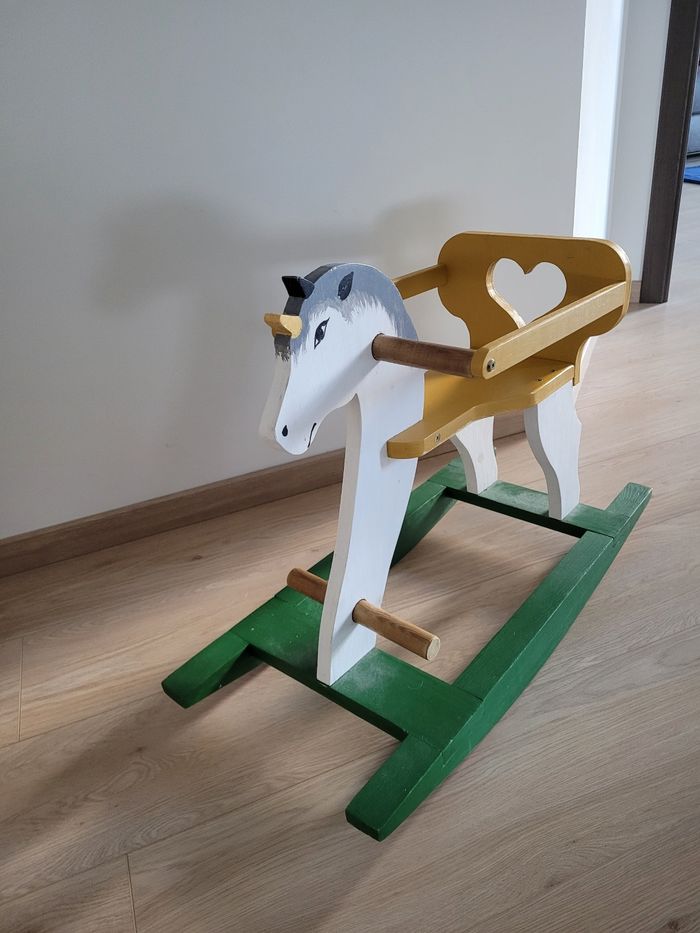 Cheval à bascule en bois