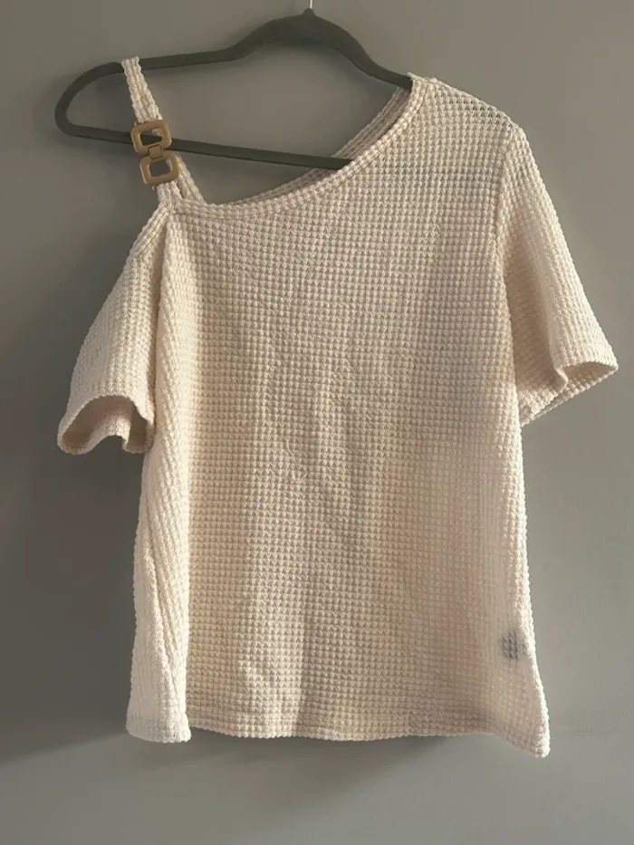 T shirt épaule dénudé