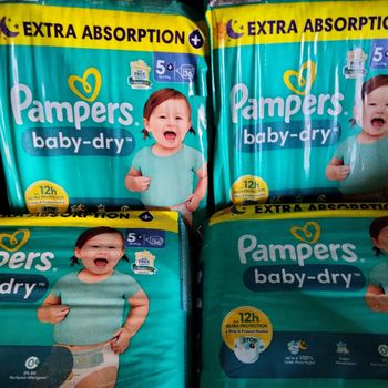 4 paquets de couches Pampers taille 5+