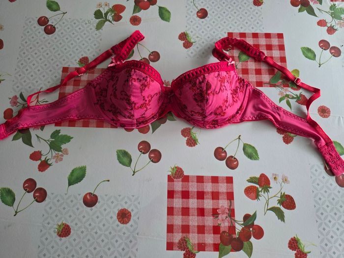 SOUTIEN-GORGE ROSE FUSHIA MOTIFS DESSUS TAILLE 75C MARQUE WELL