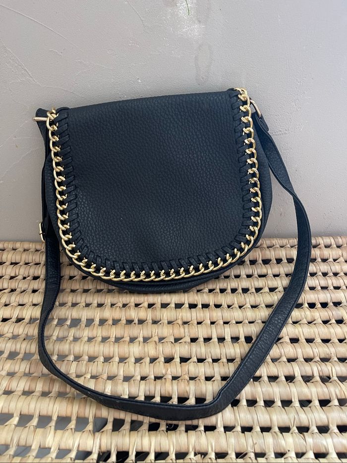 Sac à main noir et chaîne doré