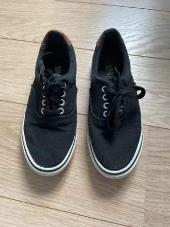 Chaussures noires type vans
