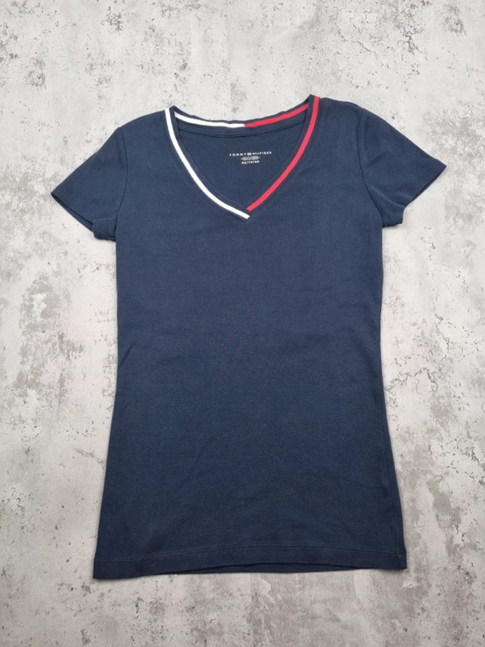 T-shirt Tommy Hilfiger col V bleu marine– Taille XS Femme (mesures en photos) - photo numéro 4