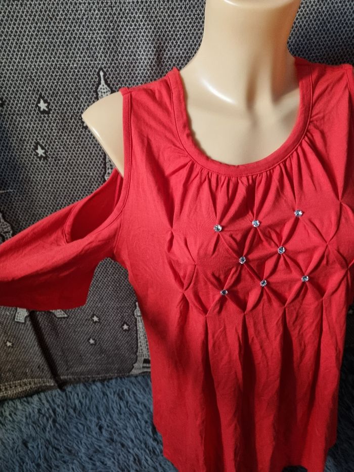 T-shirt rouge à épaules dénudée 42-44 - photo numéro 3
