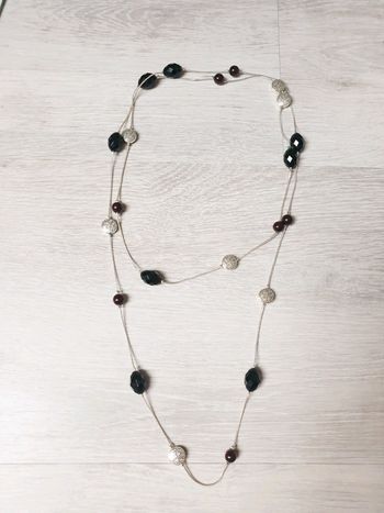 Collier long sautoir argenté perles noires argentées et prune