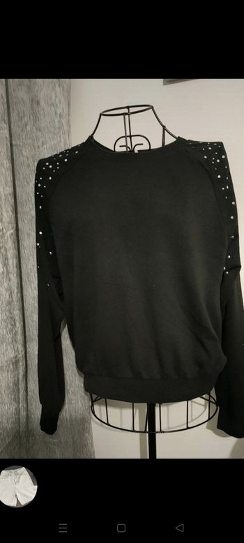 Sweat pull noir clouté décorations épaules 