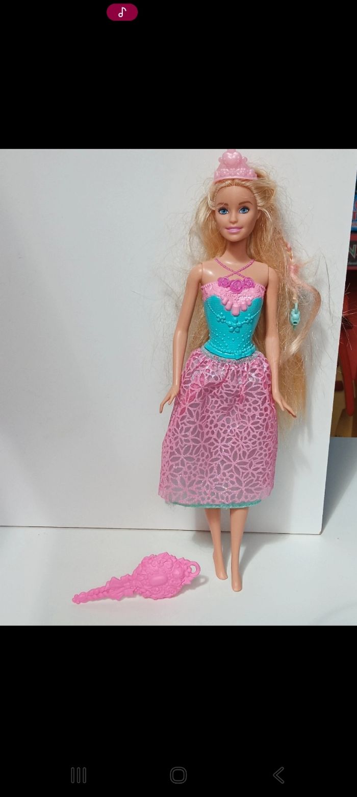 Poupée mattel barbie Endless Hair Kingdom Princesse dkb60 
Poupée et ensemble compris