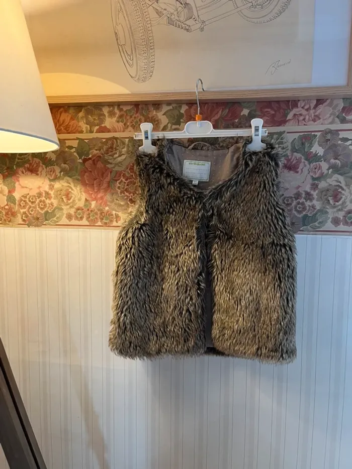 Veste sans manche fausse fourrure