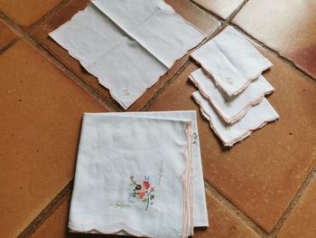 Nappe et serviettes ensemble en coton brodé Damart