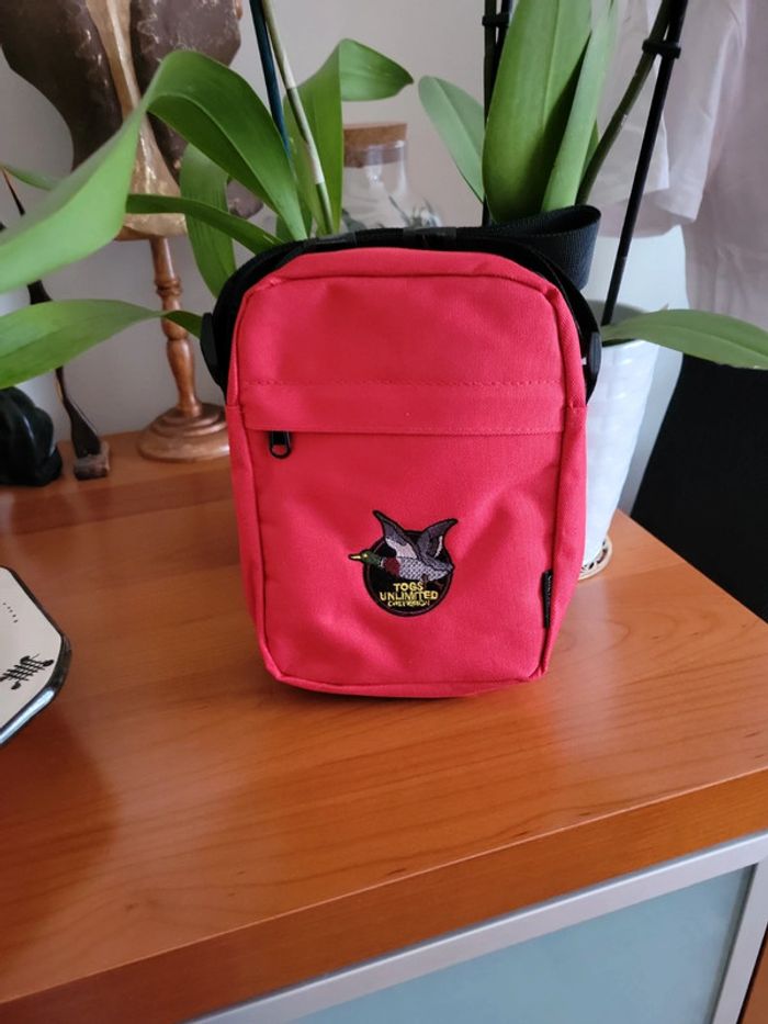 Pochette chevignon rouge. Neuve