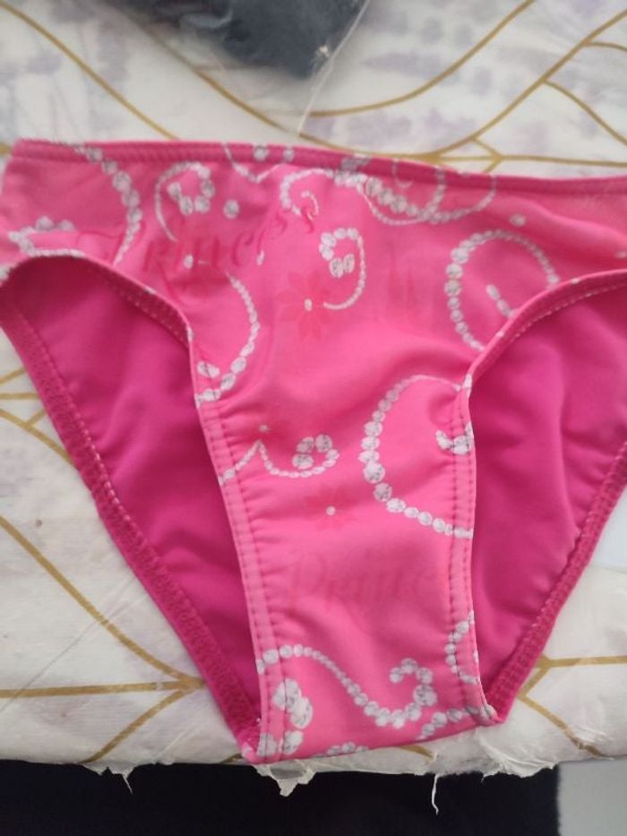 #kytie5ansfille. Slip de bain taille 5 ans
