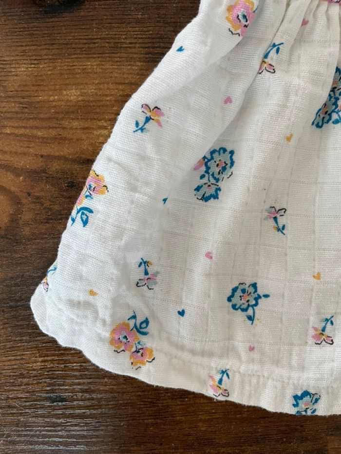 Robe blanche matelassée avec fleurs - photo numéro 3