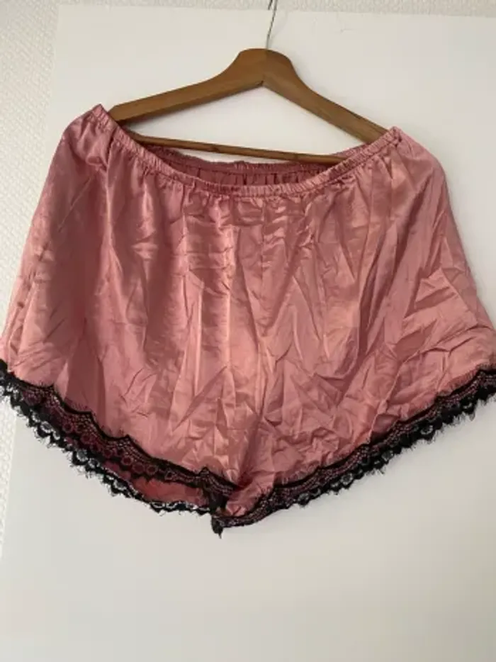 Ensemble pyjama en satin rose - photo numéro 2