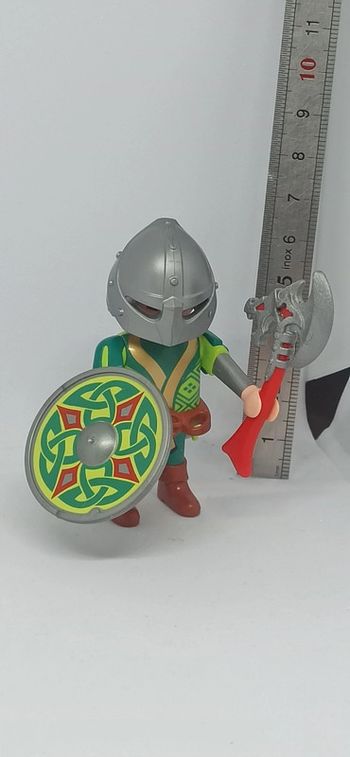 Chevalier nain avec haut vert et bouclier rond vert et rouge playmobil