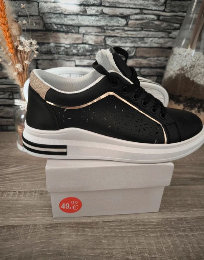 🖤 Magnifique paire de baskets noires pointure 40 🖤 - photo numéro 4