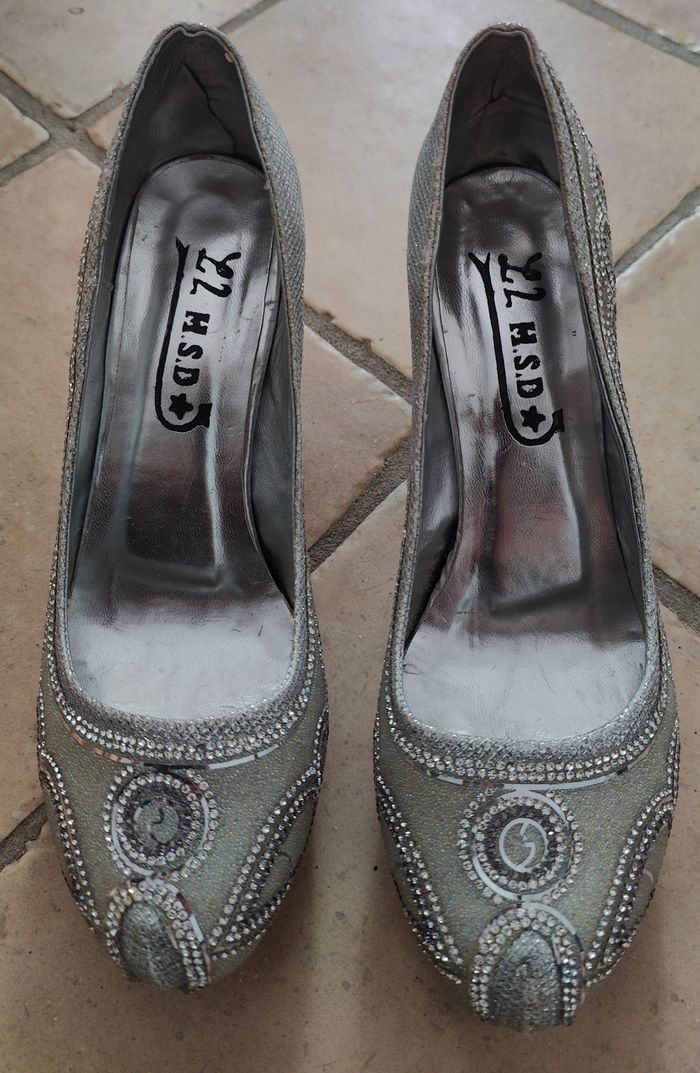 Escarpins argentés avec strass en très bon état - taille 39