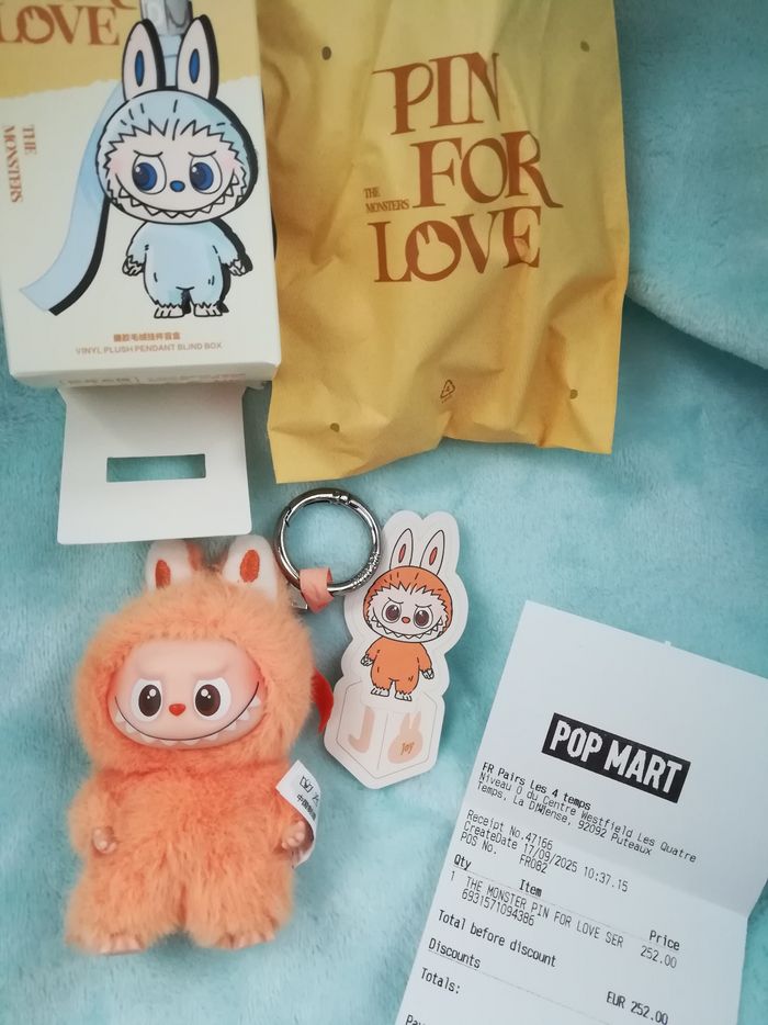 Labubu pin for love lettre j