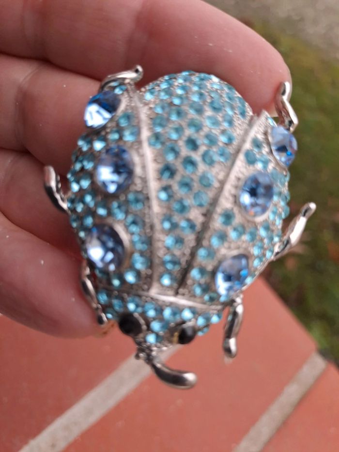 Broche coccinelle bleue