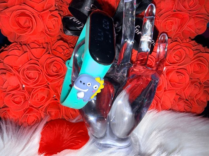 🦖 Montre connectée enfant – Bracelet vert dinosaure & affichage LED ! 🦖 - photo numéro 2