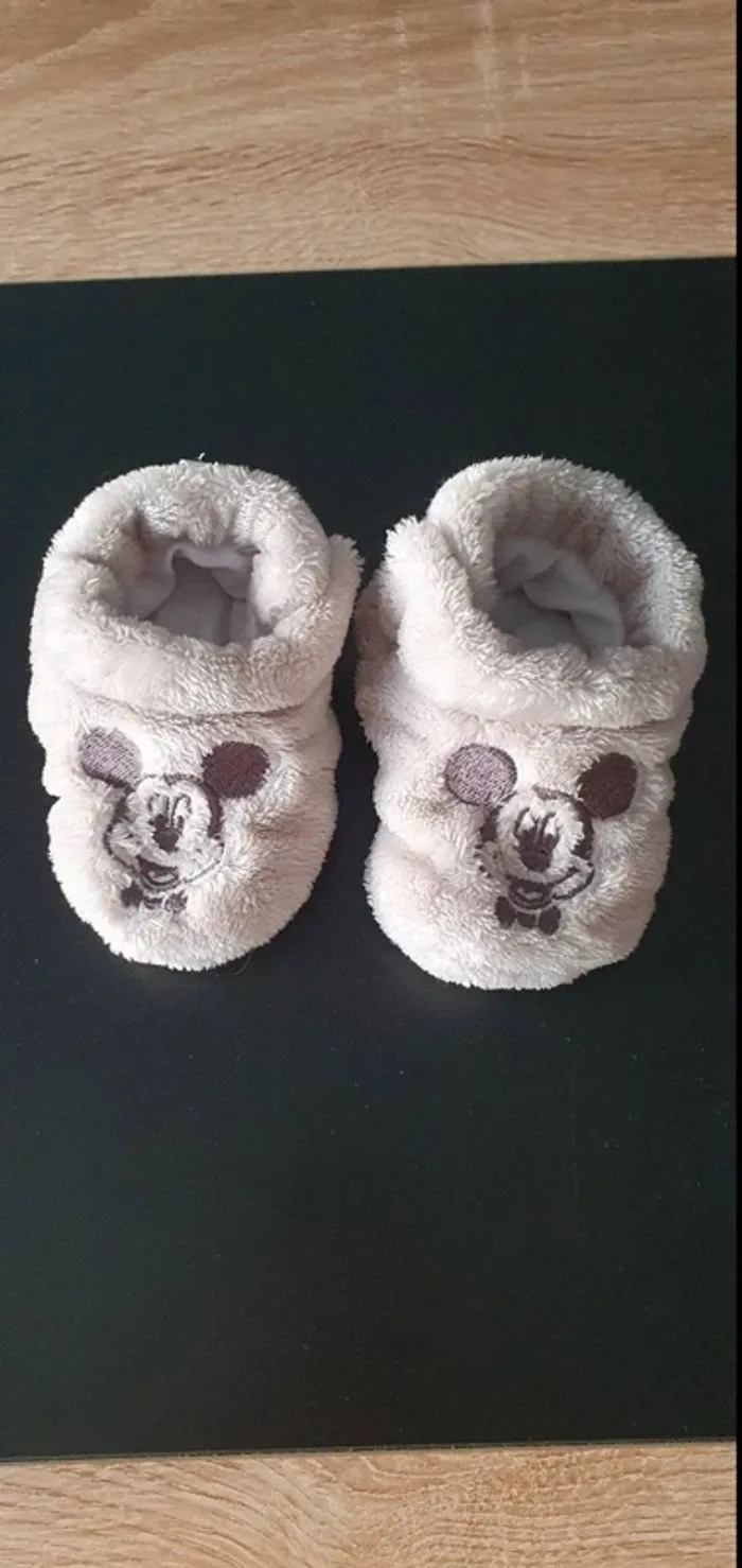Lot de 2 paires de chaussons et 1 paire chaussure 3-6 mois - photo numéro 4